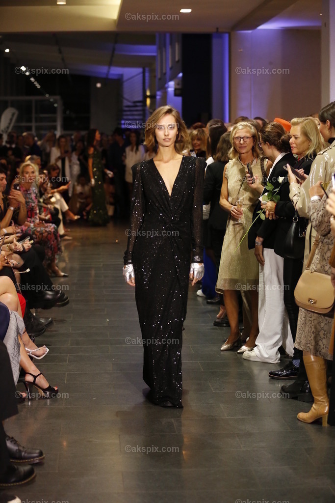 Deutschland: Fashionshow Silvermagic der brasilianischen Designerin Aline CELI während der Fashion Week Berlin | 08.09.2022, Berlin, Deutschland, Models laufen bei der Modenschau Silvermagic der brasilianischen Designerin Aline CELI während der Fashion Week Berlin im Autohaus König am 8. September 2022 in Berlin, Deutschland, über den Laufsteg.