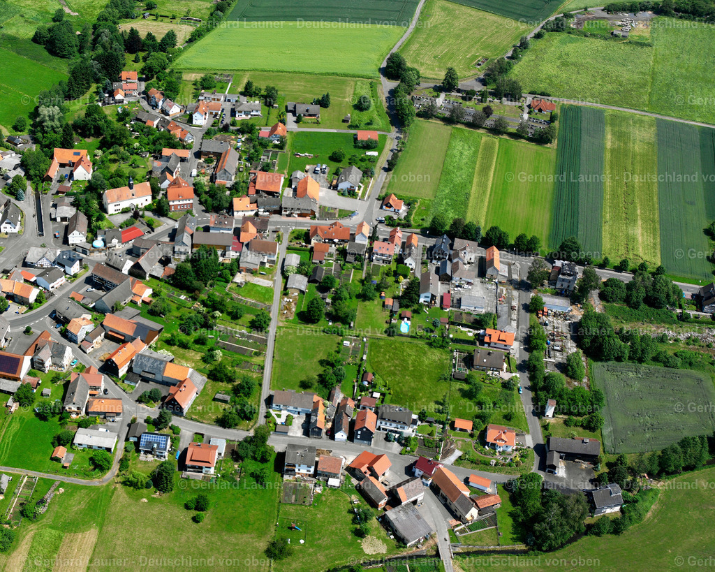 2614544 | EHRINGSHAUSEN 09.06.2006 Landwirtschaftliche Nutzflächen und Feldgrenzen  umsäumen das Siedlungsgebiet des Dorfes in Ehringshausen im Bundesland Hessen, Deutschland // Agricultural land and field boundaries surround the settlement area of the village  in Ehringshausen in the state Hesse, Germany Foto: Gerhard Launer