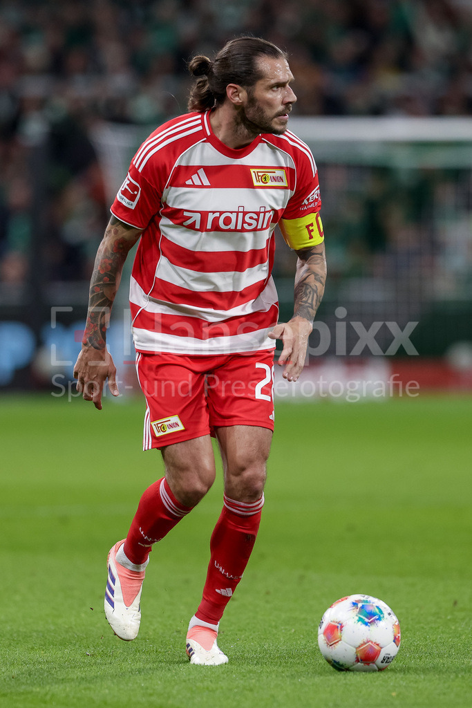 Fussball, Bundesliga, SV Werder Bremen - 1. FC Union Berlin | Christopher Trimmel (1. FC Union Berlin, 28) am Ball, Freisteller, Einzelbild, Ganzkörper, Aktion, Action, Spielszene, DIE DFL-RICHTLINIEN UNTERSAGEN JEGLICHE NUTZUNG VON FOTOS ALS SEQUENZBILDER UND/ODER VIDEOÄHNLICHE FOTOSTRECKEN. DFL REGULATIONS PROHIBIT ANY USE OF PHOTOGRAPHS AS IMAGE SEQUENCES AND/OR QUASI-VIDEO.