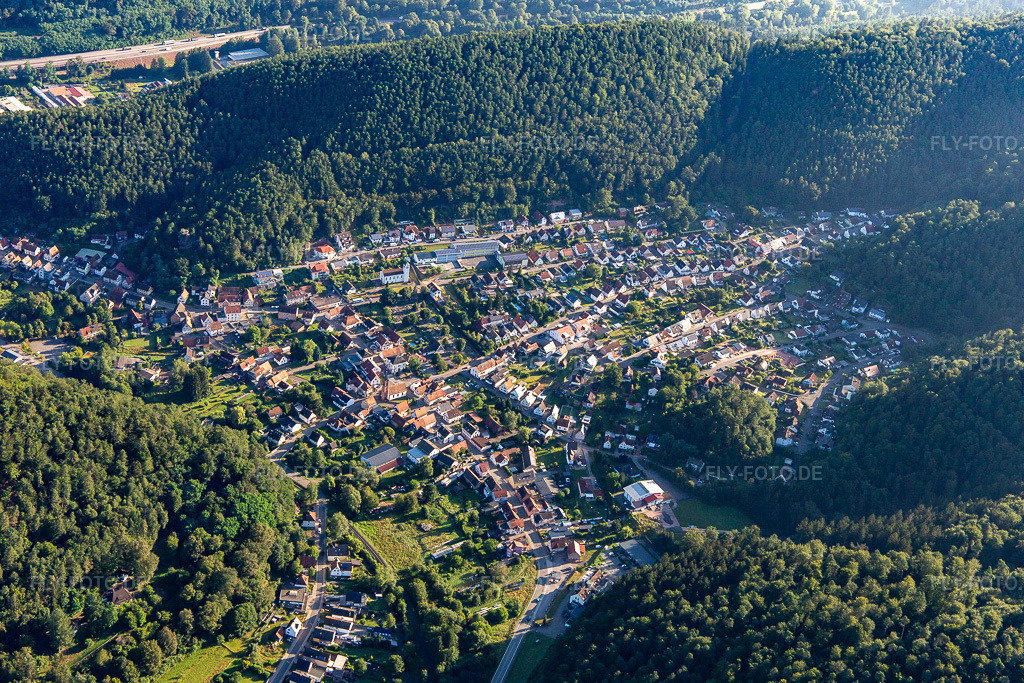 Luftbild: Ort zwischen Bergen von Süden in Hinterweidenthal im Bundesland Rheinland-Pfalz in Deutschland. Foto: IMG_143162.jpg vom 06.08.2024 durch Werner Riehm/FLY-FOTO.de