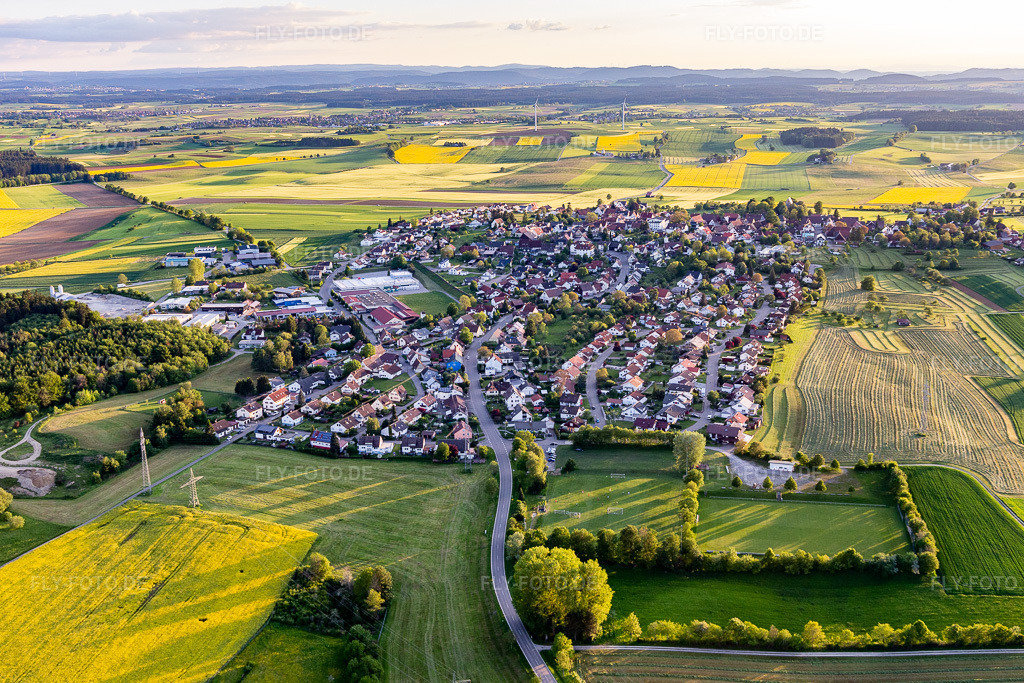 Luftbild: Ortsansicht im Ortsteil Hochmössingen in Oberndorf im Bundesland Baden-Württemberg in Deutschland. Foto: IMG_114867.jpg vom 31.05.2019 durch Werner Riehm/FLY-FOTO.de
