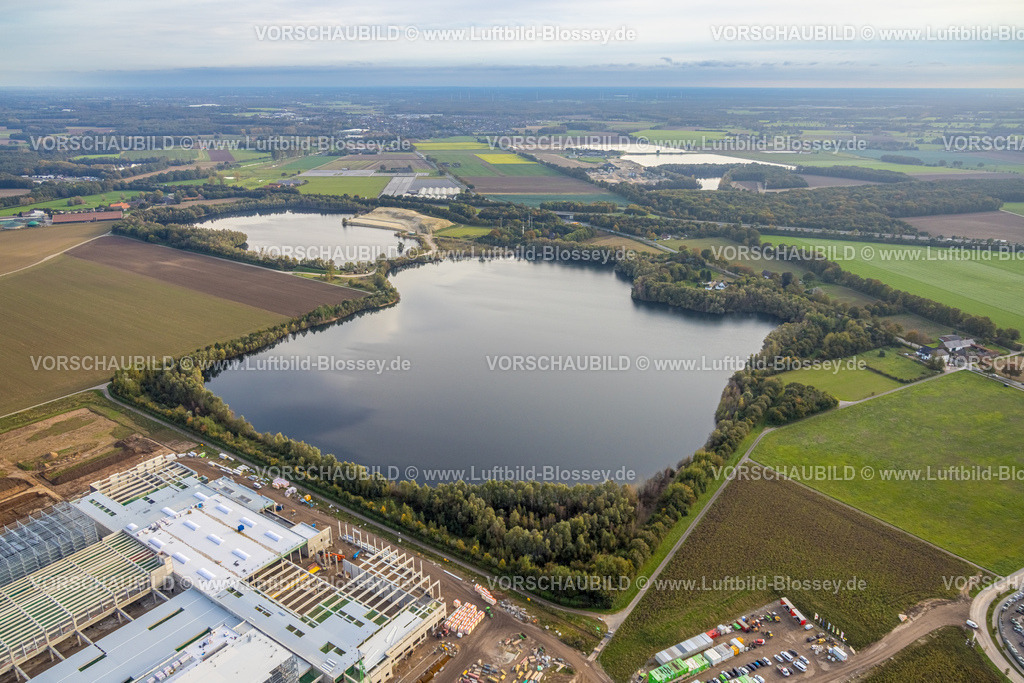 Goch241014539 | Luftbild, Landschaftssee und Baggersee Sandgrube Höster Feld, getrennt von der Autobahn A57 hinten die Sandgrube Knappheide, Fernsicht Wiesen und Felder, Goch, Niederrhein, Nordrhein-Westfalen, Deutschland