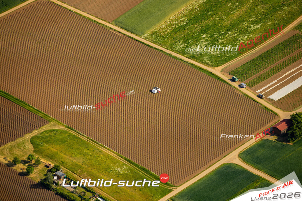Das Luftbild zeigt  Sand am Main - Die Luftaufnahme wurde 2023 vom UL-Flugzeug aus erstellt ( keine Drohne ) - Hochauflösende Luftaufnahme - Für grossformatige Ausdrucke geeignet. Die Geschenkidee !Mit Lizenz und Bildrechte bestellbar
