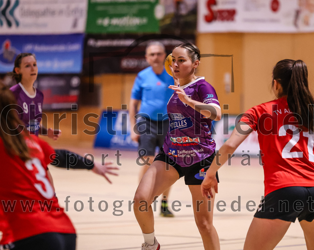 2025-01-18_044_SpVgg_Altenerding_gegen_TV_Altoetting | Erding, Deutschland, 18.01.2025:Handball, Bezirksoberliga Frauen Altbayern 2024 / 2024, 11. Spieltag, SpVgg Altenerding gegen TV Altötting, Endergebnis: 19:24Lena Prem (SpVgg Altenerding, #8), Eva Taubeneder (TV Altötting, #21)Foto: Christian Riedel / fotografie-riedel.net