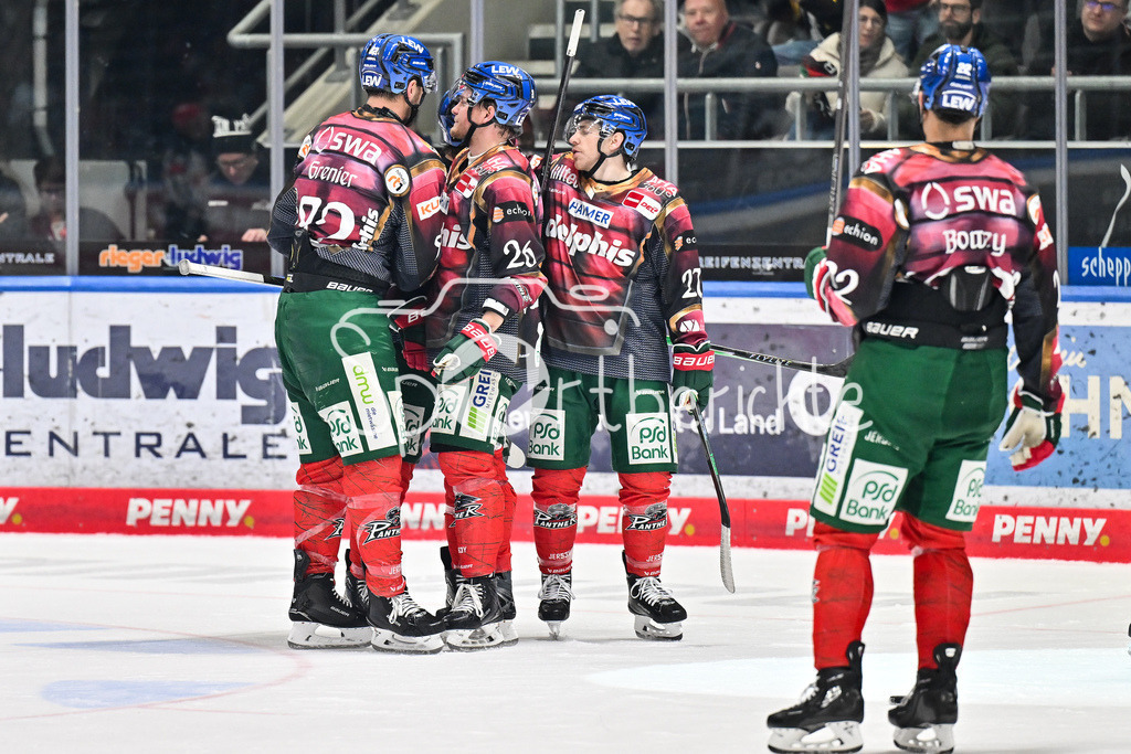 Augsburger Panther - Dresdner Eislöwen | AUGSBURG, DEUTSCHLAND - 06. MÄRZ: Jubel der Augsburger nach dem Treffer zum 3-2 durch D. J. BUSDEKER (Augsburger Panther 14) / Tor / Torschuetze / Freude / Happy / während dem Match zwischen den Augsburger Panthern und den Dresdner Eislöwen am 49. Spieltag der Penny DEL im Curt Frenzel Stadion