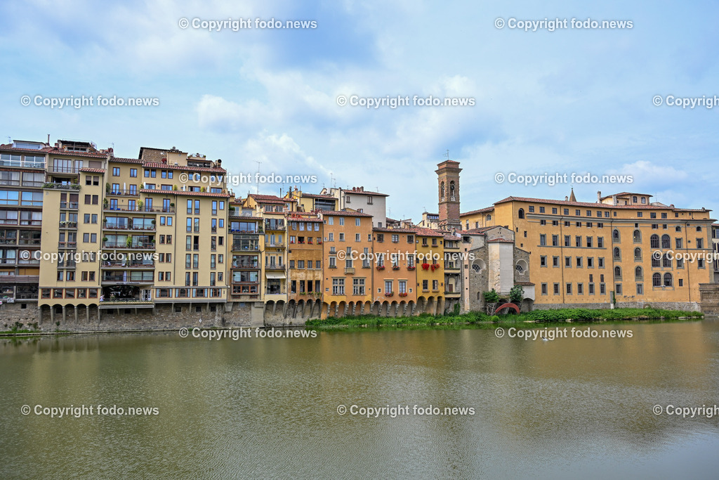 Italien_ Toscana_ Florenz_ 30.05.2024-120 | 30.05.2024, Italien, ITA, Toskana, Florenz im Bild Stadtansichten, Gebäude, Architektur, Touristen, Historisch, Souvenir, Altstadt, Museum, Statuen, Skulpturen, Piazza della Signoria, Statue David, Palazzo Vecchio, Neptunbrunnen, Piazza della Repubblica, Ponte Vecchio, Brücke, Uffizien, Kathedrale Santa Maria del Fiore, Arno, Fluß


Florenz, Firenze, ist eine italienische Großstadt. Nach Einwohnern ist sie die achtgrößte Stadt Italiens. Florenz ist die Hauptstadt sowie größte Stadt der Region Toskana und der Metropolitanstadt Florenz, in der etwa eine Million Menschen leben. Florenz ist für seine Geschichte berühmt. Leonardo da Vinci verbrachte große Teile seiner Jugend in Florenz, Michelangelo fand Unterschlupf in der Kirche der Medici, Galileo Galilei wohnte als Hofmathematiker in den Palästen der Medici. Von 1865 bis 1871 war die Stadt die Hauptstadt des neu gegründeten Königreichs Italien. Das historische Zentrum von Florenz zieht Jahr für Jahr Millionen von Touristen an. Die historische Innenstadt wurde von der UNESCO im Jahre 1982 zum Weltkulturerbe erklärt. 
Quelle: Wikipedia
