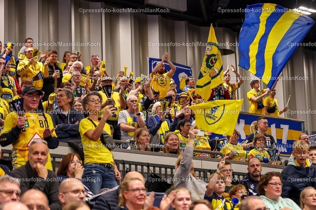 BHC16112501001 | 16.11.2025, Handball, HBL, Bergischer HC - Rhein-Neckar Löwen, Mitsubishi Electric HALLE Düsseldorf: Der volle Gästeblock mit den Fans auf der Tribüne