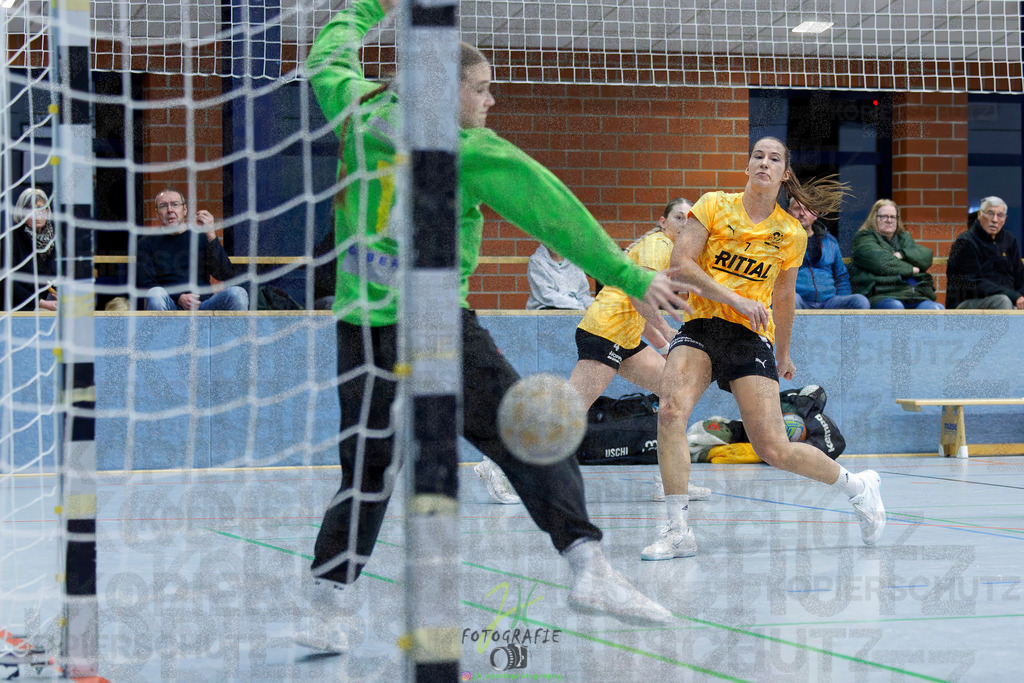 Frauen Oberliga Mitte (HHV); HSG Eibelshausen/Ewersbach - HSG Wettenberg II | Frauen Oberliga Mitte (HHV); HSG Eibelshausen/Ewersbach - HSG Wettenberg II am 13.12.2025 in Steinbrücken (Sporthalle am Hammerweiher)Photo © 2025 - Jörg Heinrich - Realisiert mit Pictrs.com