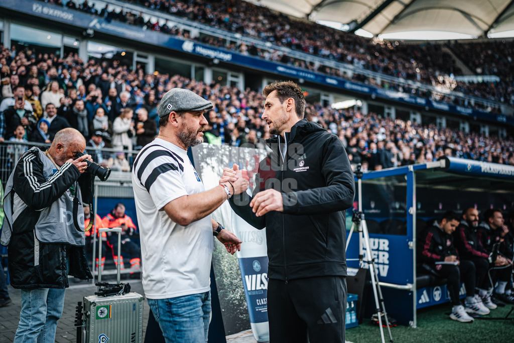 Fußball | Männer | Saison 2024/2025 | 2. Fußball-Bundesliga | 11. Spieltag | Hamburger SV vs. 1. FC Nürnberg | 03.11.2024 | v.l. Trainer Steffen Baumgart (HSV) und Trainer Miroslav Klose (1. FC Nürnberg) Handshake vor dem Spiel
