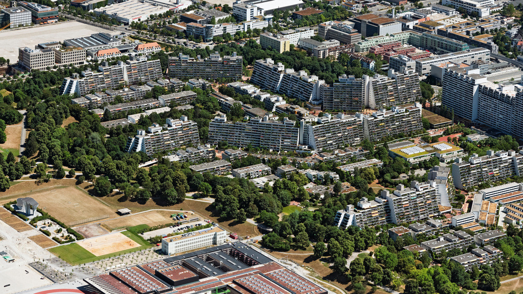dr__0202671.jpg | MüNCHEN 29.06.2023 Gebäude der Studenten- Wohnanlage Olympiadorf in München im Bundesland Bayern. Die eingeschossigen Bungalows, die Hochhäuser und einige Terrassenbauten des ehemaligen olympischen Dorfes werden als Wohnheim genutzt. // Student Residence Building Olympiadorf in Munich in the state Bavaria. The bungalows, the skyscrapers and some of the former Olympic village Terrassenbauten be used as a dormitory. Foto: Daniel Reiter