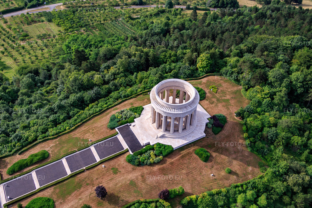 Vue aérienne: Mémorial de guerre américain Butte de Montsec à Montsec dans le département Meuse, France – .Photo: IMG_083313.jpg prise le 12/07/2015 par Werner Riehm/FLY-FOTO.eu – Résolution de l'original: 5472 x 3648 px – Montsec American Monument - American Battle Monuments Commission (ABMC)