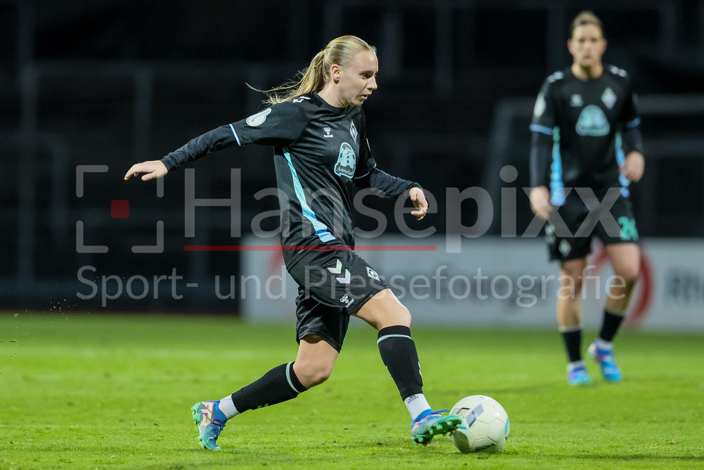 Fussball, DFB-Pokal Frauen, SC Fortuna Köln - SV Werder Bremen | v.li.: Emöke Papai (SV Werder Bremen, 16) am Ball, Einzelbild, Ganzkörper, Aktion, Action, Spielszene, DIE DFB-RICHTLINIEN UNTERSAGEN JEGLICHE NUTZUNG VON FOTOS ALS SEQUENZBILDER UND/ODER VIDEOÄHNLICHE FOTOSTRECKEN. DFB REGULATIONS PROHIBIT ANY USE OF PHOTOGRAPHS AS IMAGE SEQUENCES AND/OR QUASI-VIDEO.