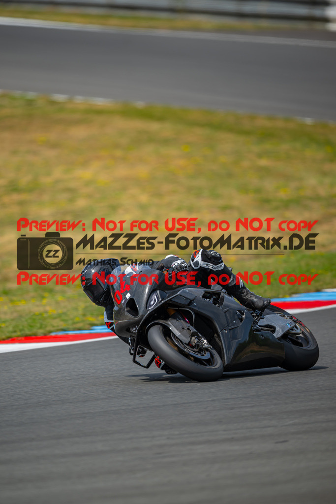 MaZZes-Fotomatrix-20260801-460173 | WEISS