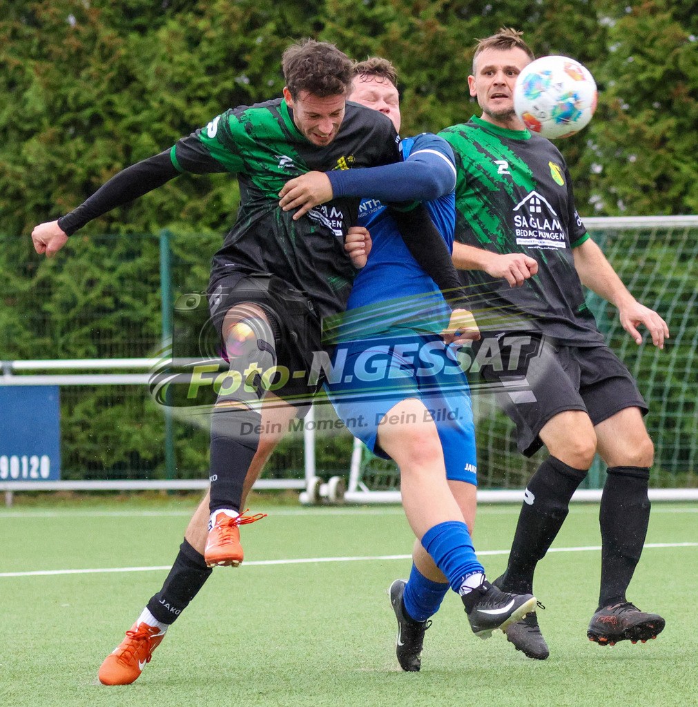 SC Enger - TuS Hücker-Aschen | Auf dem Bild zu sehen: schwarz SC Enger v.l.: Sebastian Schnittger, Waldemar Jurez ; blau TuS Hücker-Aschen: Marc Ebmeyer SC Enger, TuS Hücker-Aschen, Saison 26/27, Kreisliga A, Enger, Deutschland - Realisiert mit Pictrs.com