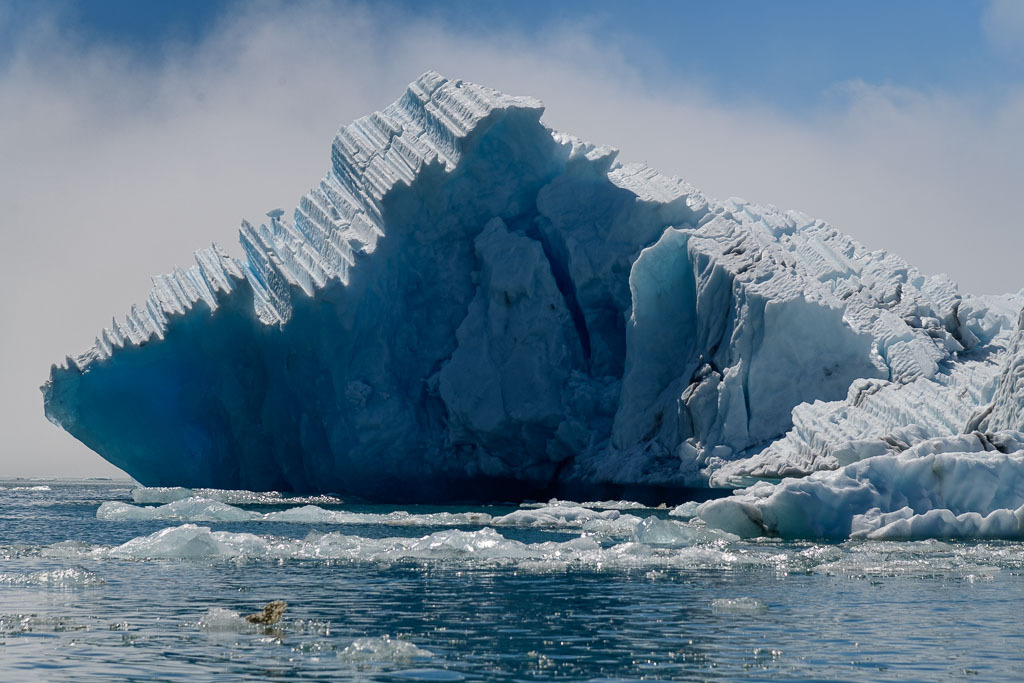 island-2019-334 | Man kann die Gletscherlagune per Amphibienboot oder Zodiac (Schlauchboot) im Rahmen einer geführten Tour erkunden. Im Zodiac kommt man den Eisbergen besonders nahe. - Realisiert mit Pictrs.com