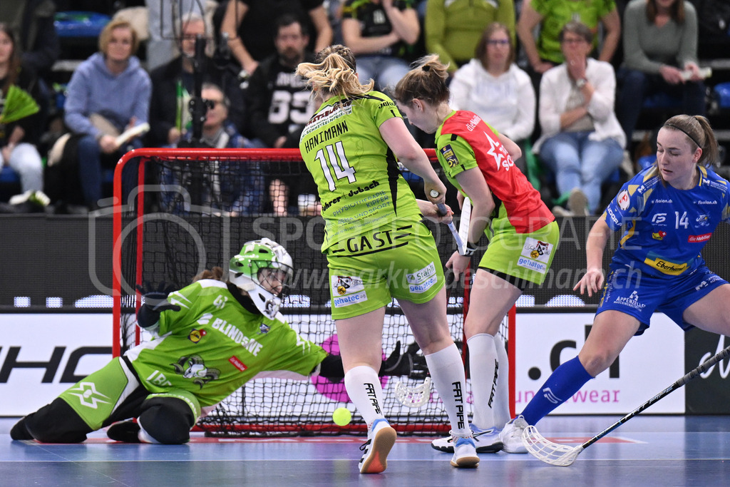 Kloten-Dietlikon Jets vs Skorpion Emmental Zollbrück - 15. April 2023 | Kloten-Dietlikon Jets vs Skorpion Emmental Zollbrück
Stimo Arena, Kloten
Lea Hanimann (#14 Skorpion Emmental Zollbrueck) prüft Livia Werz (#41 Kloten-Dietlikon Jets).
Bild: Sportfotografie Markus Aeschimann | www.markus-aeschimann.ch - Realisiert mit Pictrs.com