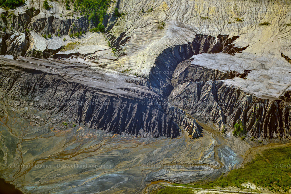 3637057 | SCHIPKAU 25.08.2016 Sanierung und Renaturierungs- Arbeiten an den Schichten einer Bergbau- Abraumhalde  in Schipkau im Bundesland Brandenburg, Deutschland // Rehabilitation and renaturation work on the layers of a mining waste dump  in Schipkau in the state Brandenburg, Germany Foto: Gerhard Launer