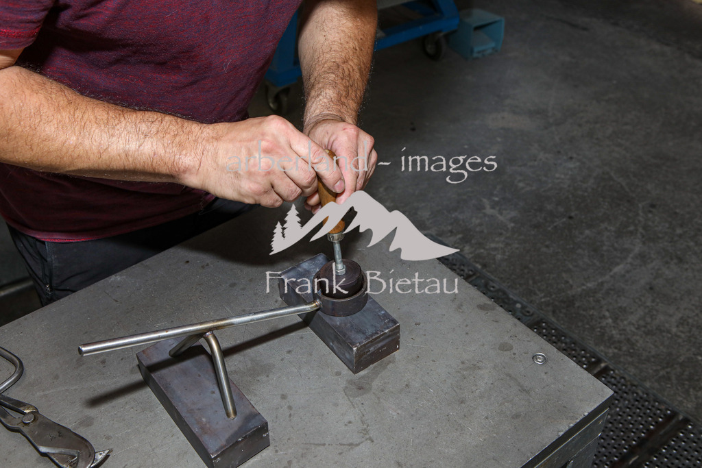 OE7A1242 | das noch zähflüssige Glas wird in Form gebracht