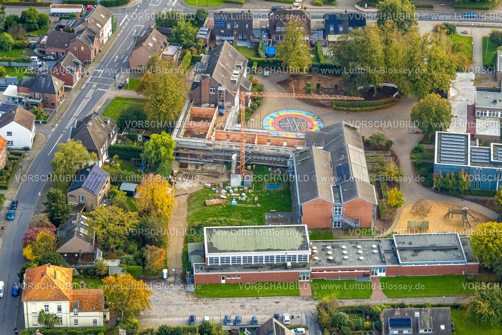 Uedem241014146 | Luftbild, Geschwister Devries Grundschule mit Baustelle Gerüstbau und Rohbauarbeiten, Freie Waldorfschule Niederrhein Aue, Lehrschwimmhalle Schwimmbad, auf dem Schulhof Farbkreis Spielfläche Mensch Ärgere Dich Nicht, Uedem, Niederrhein, Nordrhein-Westfalen, Deutschland