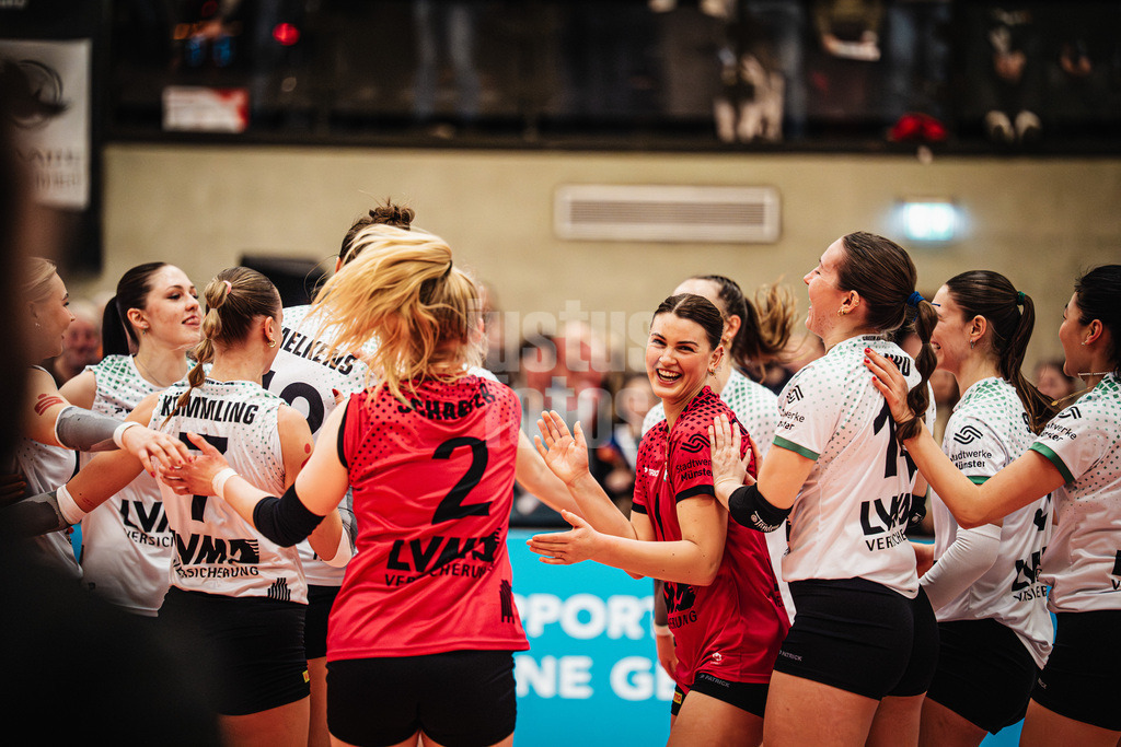 Volleyball | Frauen | Saison 2025/2026 | Volleyball Bundesliga | ETV Hamburger Volksbank Volleys vs. USC Münster | 22.01.2026 | Münster gewinnt und jubelt, in der Mitte Pippa Molenaar (#1, USC Münster)