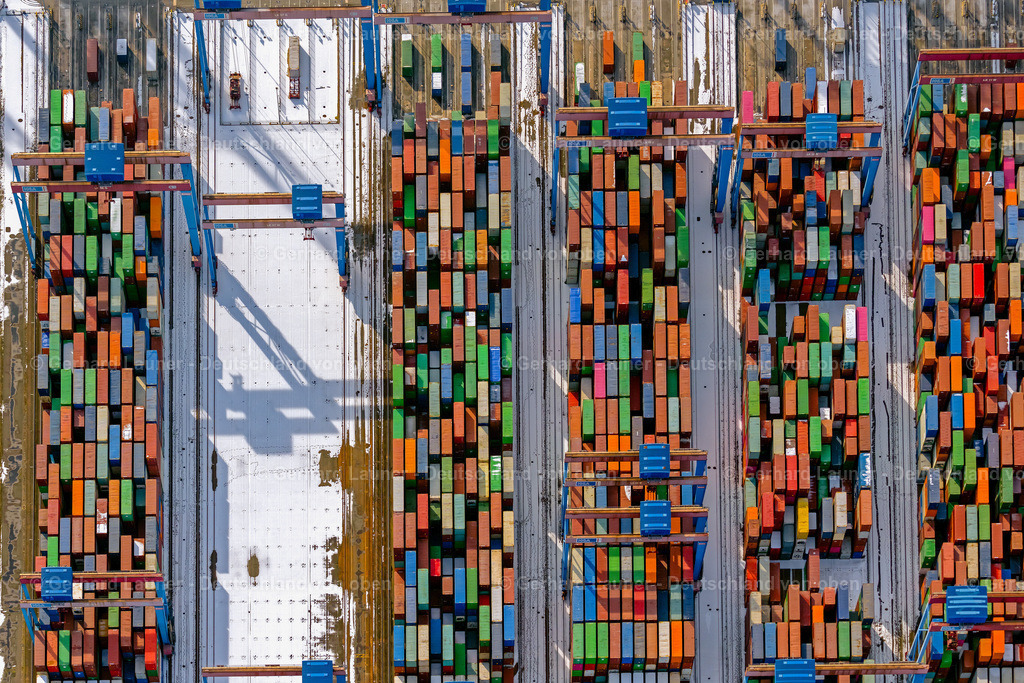 4044615 | HAMBURG 14.02.2021 Containerterminal im Containerhafen des Überseehafen Burchardkai von Eurogate im Ortsteil Waltershof in Hamburg, Deutschland. Weiterführende Informationen bei: EUROGATE GmbH &amp; Co. KGaA, KG,  HPA Hamburg Port Authority. // Container Terminal in the port of the international port Burchardkai von Eurogate in the district Waltershof in Hamburg, Germany. Further information at: EUROGATE GmbH &amp; Co. KGaA, KG,  HPA Hamburg Port Authority. Foto: Gerhard Launer