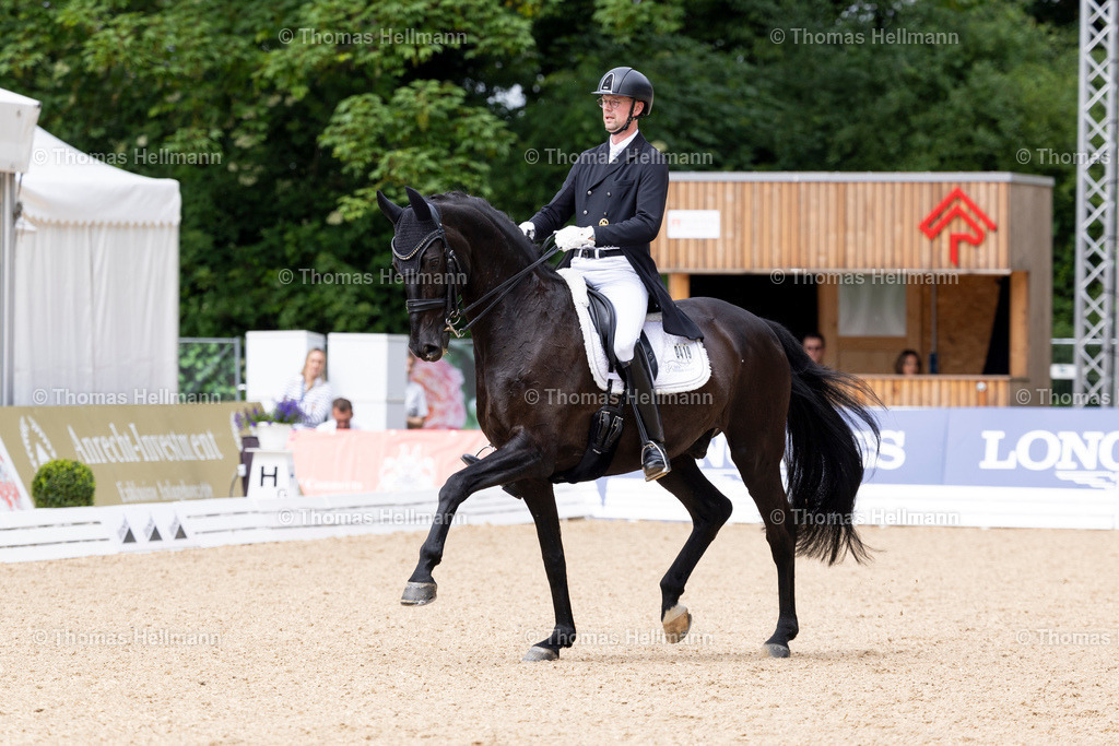 TH_419-San Simeon OLD-Kneese_ Felix_29569 | Al Shiraàa Deutsches Spring- und Dressur-Derby 2025 am 30.05.25 in Hamburg, Thomas Hellmann, 419San Simeon OLDKneese, Felix