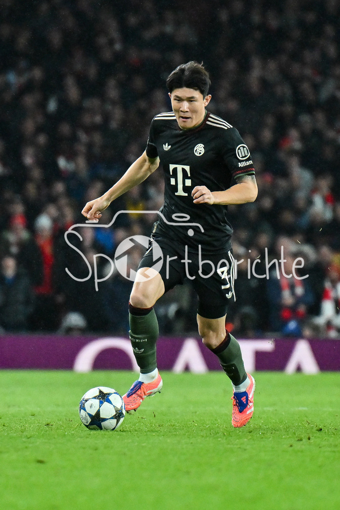Arsenal FC - FC Bayern München | LONDON, ENGLAND - 26. NOVEMBER: am Ball Minjae KIM (FC Bayern Munich 3)  / Einzelfoto / Freisteller beim Ligaspiel zwischen Arsenal London und dem FC Bayern München am 5. Spieltag der UEFA Champions League im Emirates Stadium am 26.11.2025