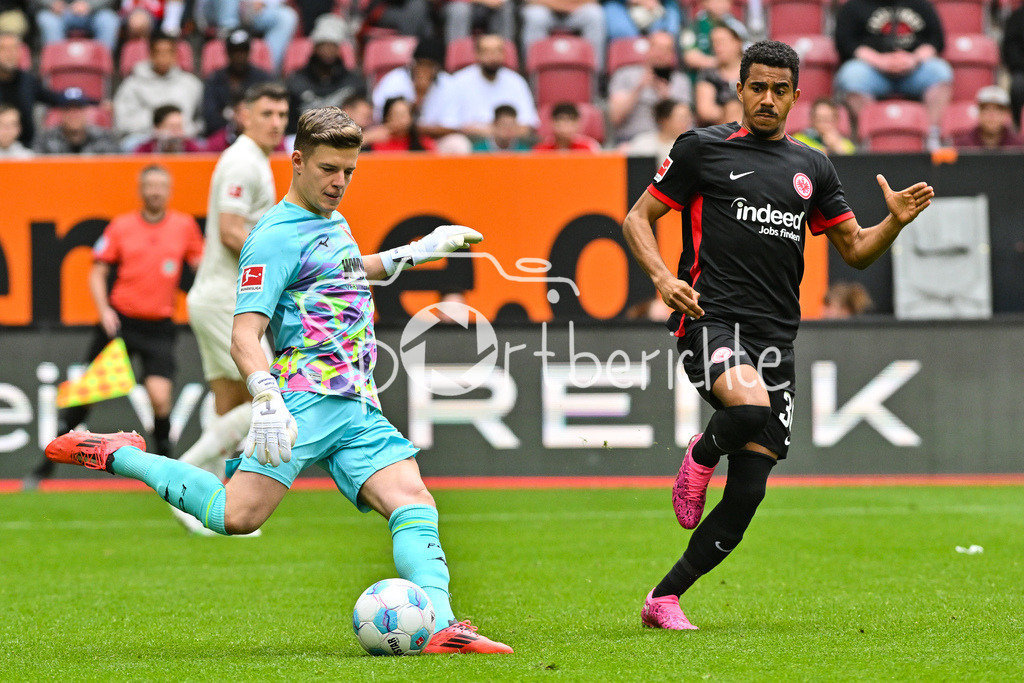 FC Augsburg - SG Eintracht Frankfurt | im Duell Finn Gilbert DAHMEN (FC Augsburg 1) und Ansgar KNAUFF (Eintracht Frankfurt 36) / Zweikampf / Bundesliga: FC Augsburg - Eintracht Frankfurt, WWK Arena am 20.04.2025
