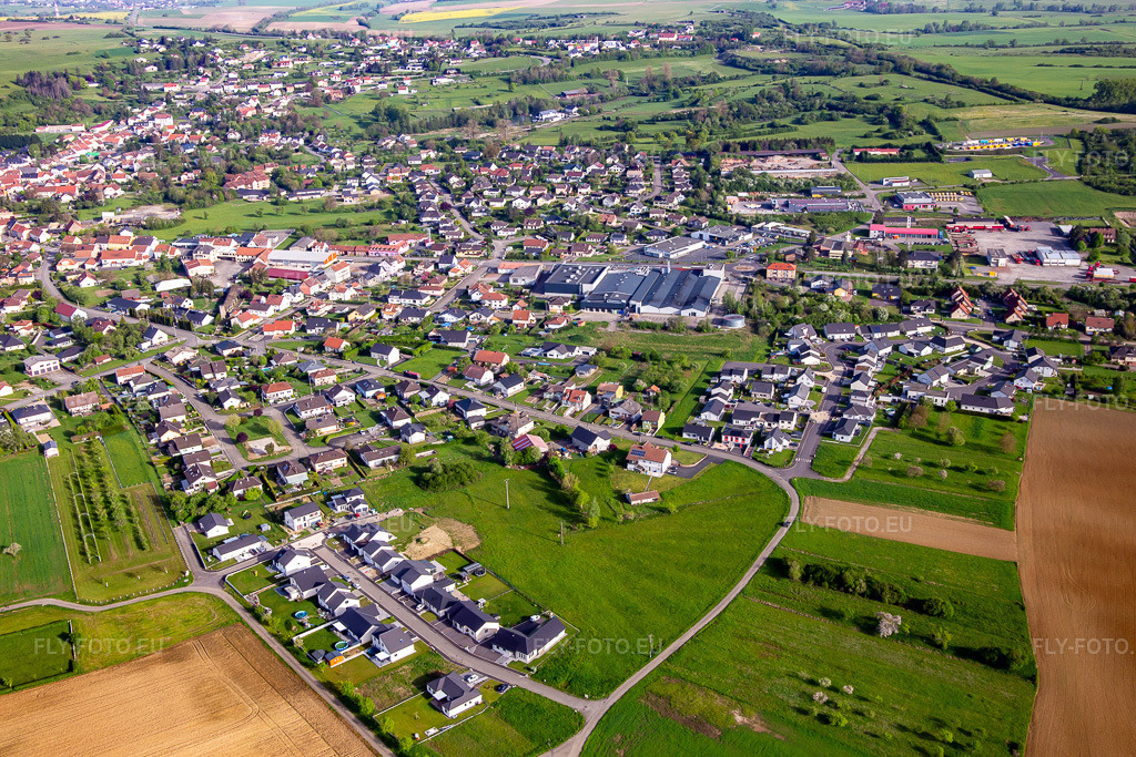 Vue aérienne: Rue du Dr. Schweitzer à Rohrbach-lès-Bitche dans le département Moselle, France. Photo: IMG_140659.jpg prise le 01/05/2024 par Werner Riehm/FLY-FOTO.eu – Résolution de l'original: 5472 x 3648 px