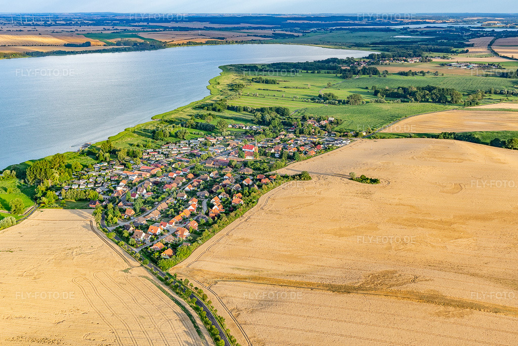 Luftbild: Dorfansicht am Unteruckersee im Ortsteil Röpersdorf in Nordwestuckermark im Bundesland Brandenburg in Deutschland. Foto: IMG_116238.jpg vom 17.07.2019 durch Werner Riehm/FLY-FOTO.de