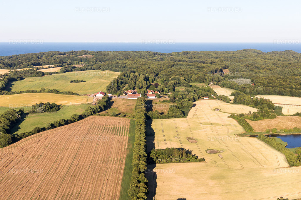 Vue aérienne: Klintholm Mon (DK), Dieux de Klintholm à Borre dans le département Sjaelland, Danemark. Photo: IMG_108528.jpg prise le 04/07/2018 par Werner Riehm/FLY-FOTO.euRésolution de l'original: 5306 x 3537 px