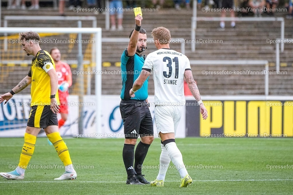 xydrx30082501002 | 30.08.2025, xydrx, Fußball, Regionalliga West, Borussia Dortmund II - Borussia Mönchengladbach II , Saison 2025 2026, Stadion Rote Erde: Ivan Mrkalj (Schiedsrichter) zeigt Veit Stange (Borussia Mönchengladbach II #31) die Gelbe Karte