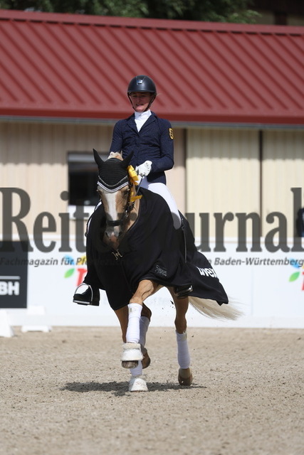 Birkhof_2023_Dressurfestival_Prfg.Nr.11_Pony-Dressur_Kl.L_Siegerehrung_Prfg.Nr.11_ (34) | Alle Fotos der Reiterjournal Fotografin Doris Matthaes im Reiterjournal Online-Fotoshop. - Realizado com Pictrs.com