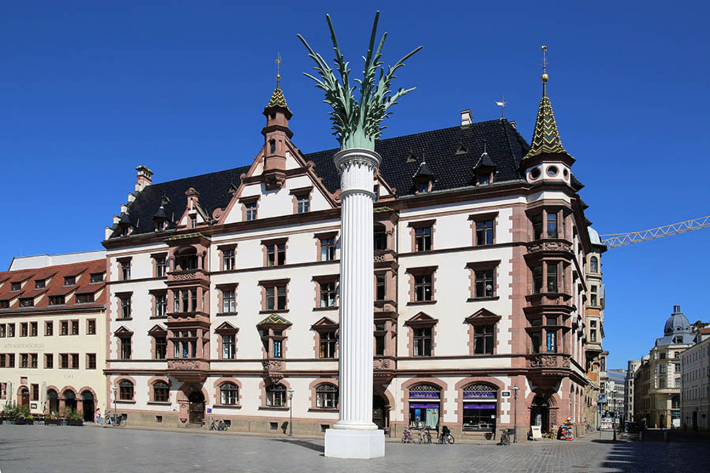 Nikolaisäule vor dem Predigerhaus | Entdecke über 20 Kategorien Leipzig-Motive: Foto-Downloads, hochwertige Poster, Leinwand- & Fine-Art-Prints. Jetzt Lieblingsfoto im Bildlexikon Leipzig Shop bestellen!