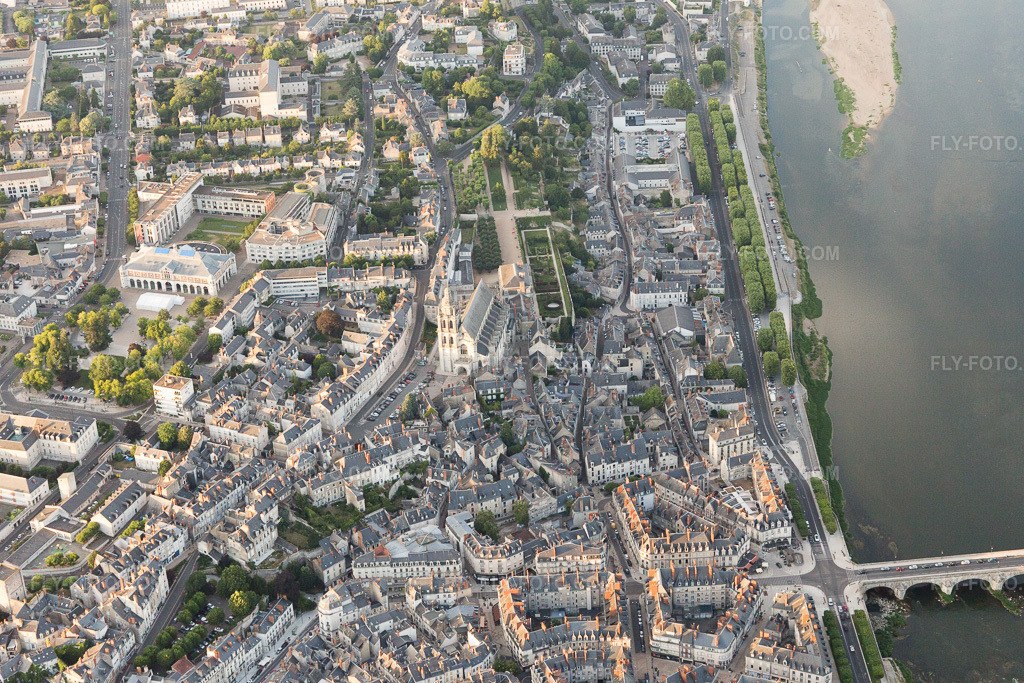 Aerial view: View of the town in Blois in the state Loir et Cher, France. – Photo: IMG_101042.jpg taken on 06/23/2017 by Werner Riehm/FLY-FOTO.com – Resolution of the original: 5472 x 3648 px