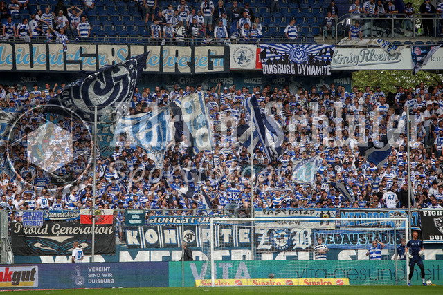 03.05.2026, GER, Fussball, Herren, 3. Liga, Saison 2025/2026, MSV Duisburg - FC Energie Cottbus | die Fans vom MSV Duisburg mit Flaggen, Fahnen und Bannern 