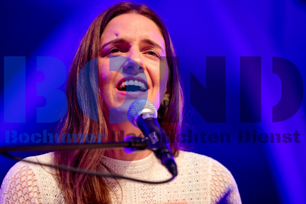 Bochum total 2024 - Die Feuersteins  {date} -  | {headline}(Foto: Sebastian Sendlak / BOND) - Realisiert mit Pictrs.com