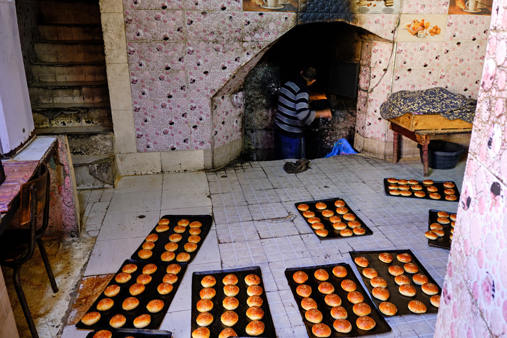 im Holzofen hergestellte Anisbrötchen | Fes, Marokko - November 11, 2024: im Holzofen hergestellte Anisbrötchen zum Verkauf angeboten. - Realisiert mit Pictrs.com