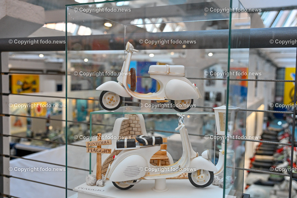 Italien_ Toskana_ Provinz Pisa_ Pontedera_ Vespa_ 29.05.2024-51 | 29.05.2024, Italien, ITA, Toskana, Pontedera im Bild Piaggio, Vespa, Museum

Piaggio ist ein italienischer Fahrzeughersteller mit Sitz in Pontedera. Das Unternehmen produziert verschiedene Mofas und Motorroller, unter anderem die Vespa, das Lastendreirad Ape sowie den Kleintransporter Porter. Zum Konzern gehören auch die Motorradmarken Aprilia, Derbi, Gilera, Laverda und Moto Guzzi. 
Quelle: Wikipedia