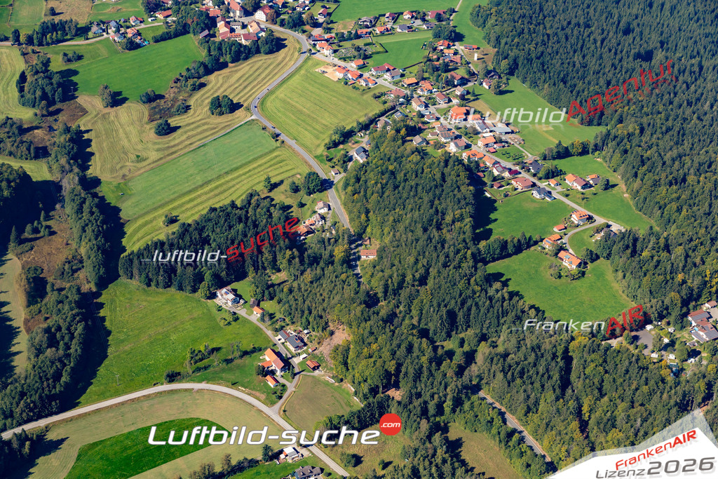 Die Luftaufnahme Klingenbrunn - Spiegelau wurde 2021 mittels Flugzeug (keine Drohne) erstellt. Hohe Auflösung -für große Poster und Wandbilder geeignet!