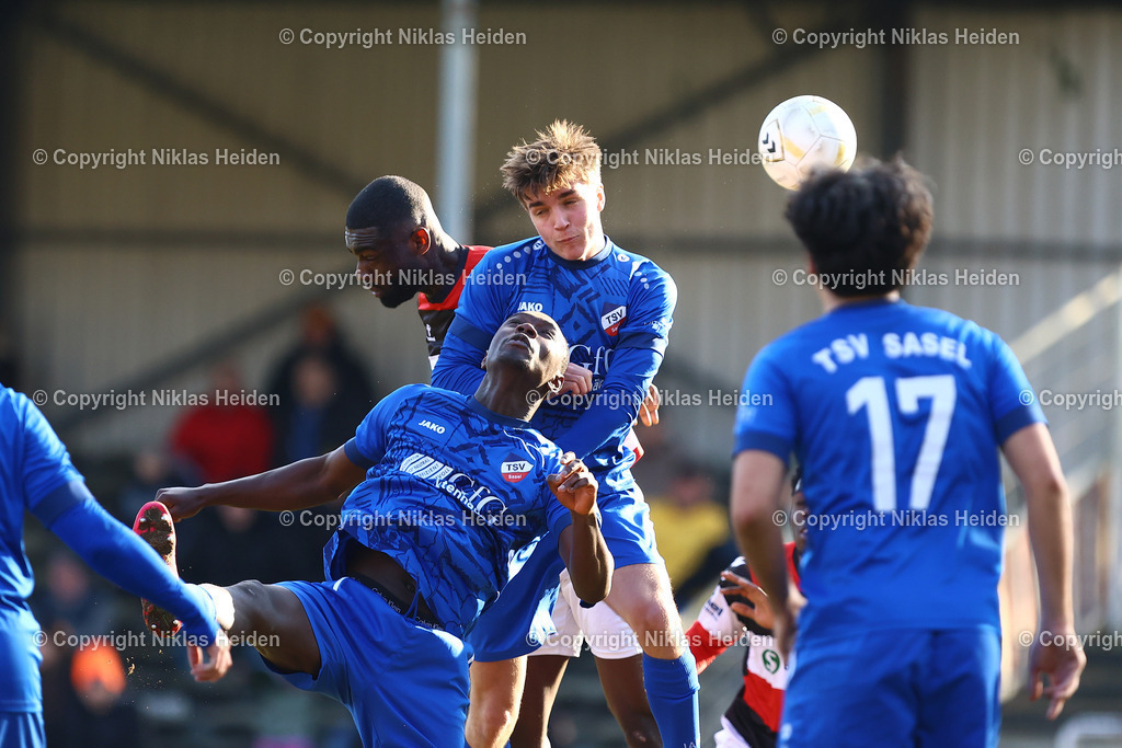 NH_Altona93_TSVSasel_OberligaHamburg_15032025 | #23 Gideon Baur (Altona 93), #22 Fawaz Kassimou und #3 Nick Johann Hoffmann (beide TSV Sasel)Fußball I Herren I Gamesright Oberliga Hamburg I Saison 2024-2025 I 27. Spieltag I Altona 93 - TSV Sasel I 15.03.2025 I Adolf-Jäger-Kampfbahn