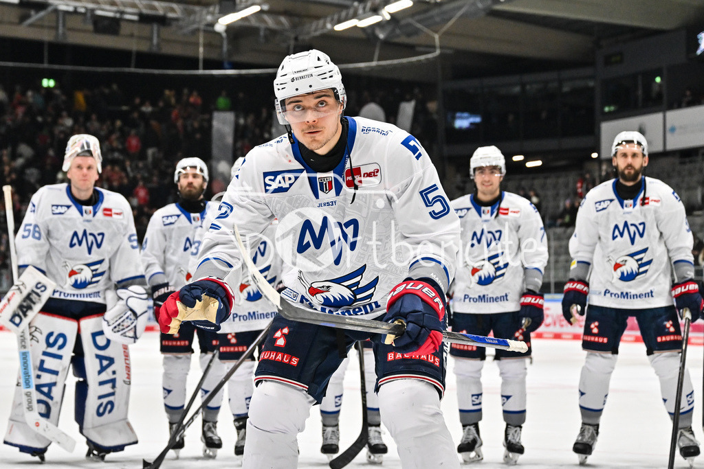 Augsburger Panther - Adler Mannheim | AUGSBURG, GERMANY - 28. DECEMBER: die Spieler der Mannheimer feiern zusammen mit den Fans den 2-3 Sieg in Augsburg nach dem Match zwischen den Augsburger Panthern und den Adler Mannehim am 33. Spieltag der Penny DEL im Curt Frenzel Stadion / Nicolas MATTINEN (Adler Mannheim 52)