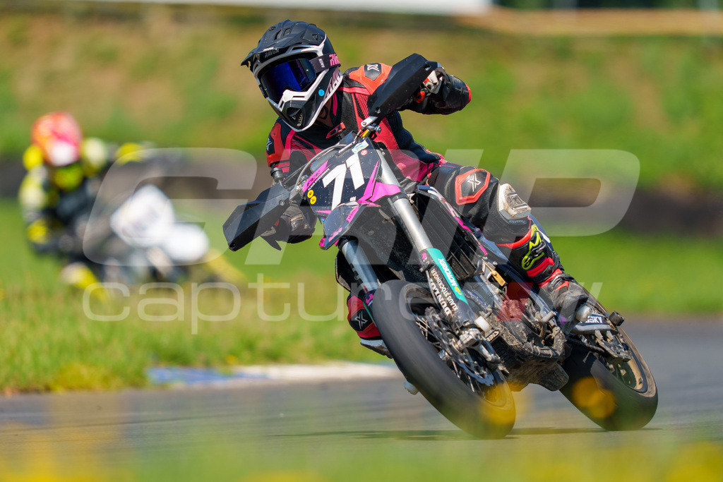 G-Cup + Supermoto Staatsmeisterschaft + Hungarian Supermoto Championship | GRIPcapture steht für authentische Sportfotografie in Österreich – für Momente, die mehr sind als Geschwindigkeit oder Ergebnis. Es geht um Emotion, Spannung, Fokus und den Augenblick, der oft nur einen Wimpernschlag dauert.Ob Motorsport, Teamsport oder 