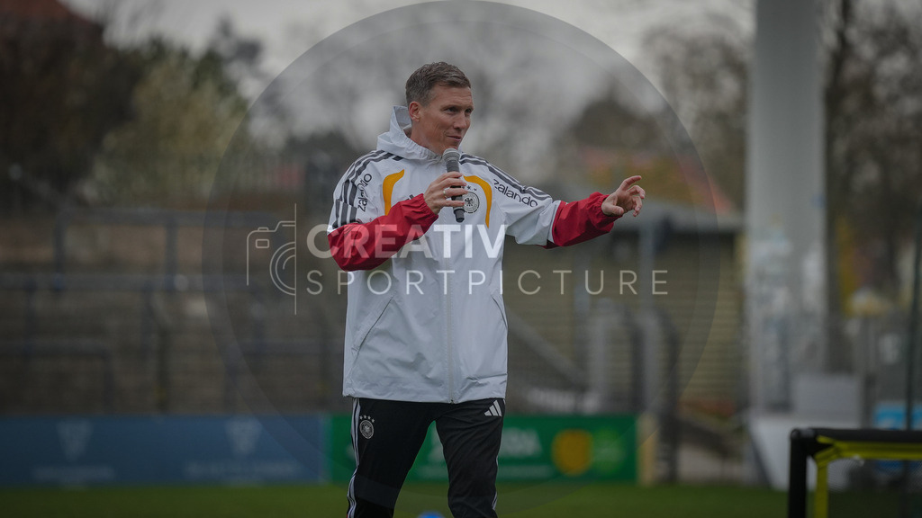 Fußball, Nachwuchs, Training, DFB, Demo-Einheit der Trainingsphilosophie Deutschland im Karl-Liebknecht-Stadion Potsdam, | Fußball, Nachwuchs, Training, DFB, Demo-Einheit der Trainingsphilosophie Deutschland im Karl-Liebknecht-Stadion Potsdam, Im Bild: Hannes Wolf (DFB) - Realisiert mit Pictrs.com