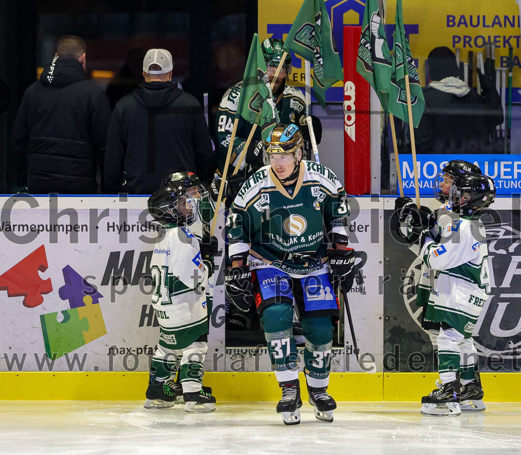 2025-11-30_040_TSV_Erding_gegen_EC_Peiting | Erding, Deutschland, 30.11.2025:Eishockey, Oberliga Süd 2025 / 2026, 22. Spieltag, TSV Erding gegen EC Peiting, Endergebnis: 5:1Thomas Matheson (Erding Gladiators, #37)Foto: Christian Riedel / fotografie-riedel.net