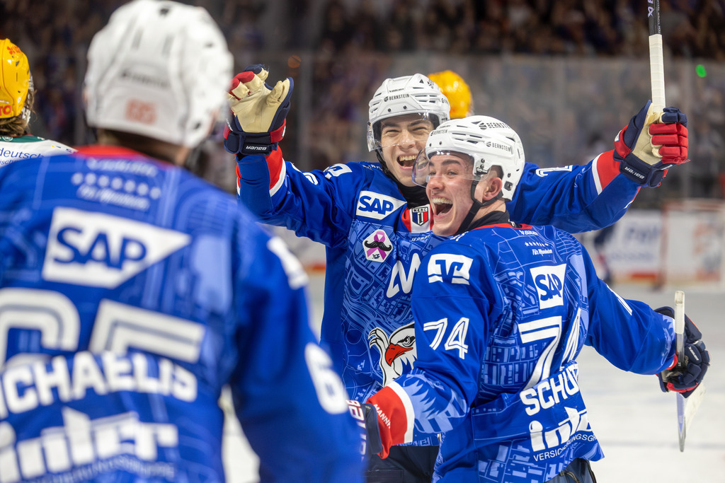 DEL, Deutsche Eishockey Liga Saison 2025/26, 24. Spieltag: Adler Mannheim gegen Fischtown Pinguins Bremerhaven | DEL, Deutsche Eishockey Liga Saison 2025/26, 24. Spieltag: Adler Mannheim gegen Fischtown Pinguins Bremerhaven***Bild: Große Freude nach dem 3:0 für Mannheim durch Alexander Ehl (hinten Mitte) - Realisiert mit Pictrs.com