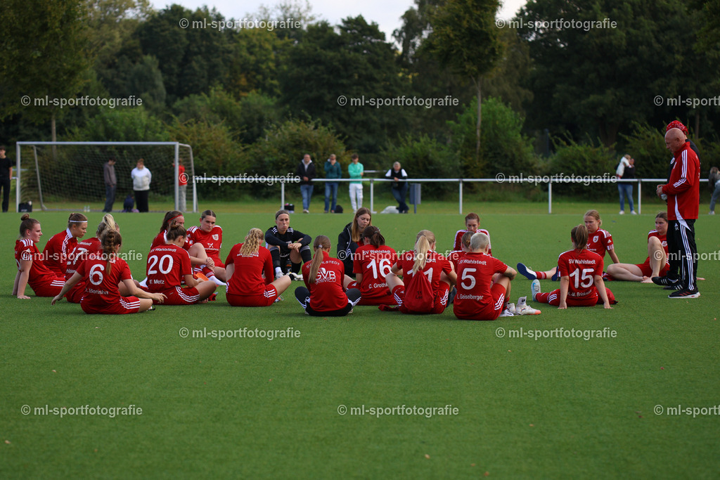 Fußball I Frauen I Saison 2025/2026 I Oberliga Schleswig-Holstein I 2. Spieltag I SV Wahlstedt - SV Frisia 03 Risum-Lindholm | Enttäuschung nach dem Spiel bei der Mannschaft und dem Trainerteam des SV Wahlstedt - Realisiert mit Pictrs.com