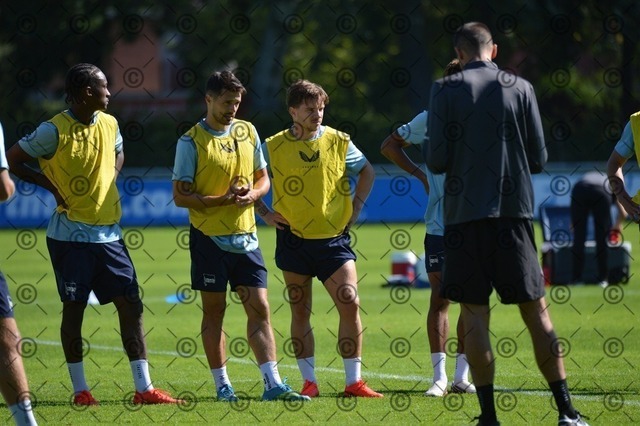 RGE_0254 | Hertha BSC, 2.Bundesliga, Herren, Fußball, Training auf dem Schenckendorffplatz, Dienstag 25.08. 2026, Saison 2026/27,  im Bild li. Josip Brekalo  ( Hertha BSC ), Mads Pedersen ( Hertha BSC ),  Fotograf: Ralf Gebhardt - Realisiert mit Pictrs.com