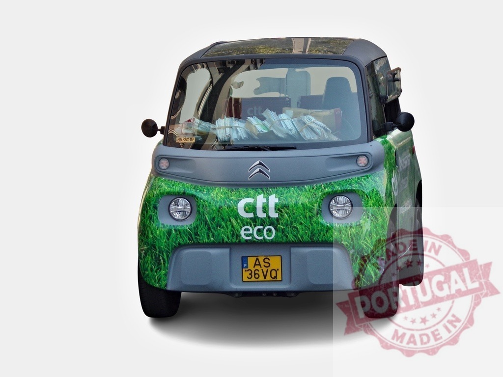 Citroën Ami electric car promoting eco-friendly delivery with CTT eco logo | Small electric delivery car with CTT eco logo promoting sustainable transportation and eco-friendly delivery services - Realisiert mit Pictrs.com