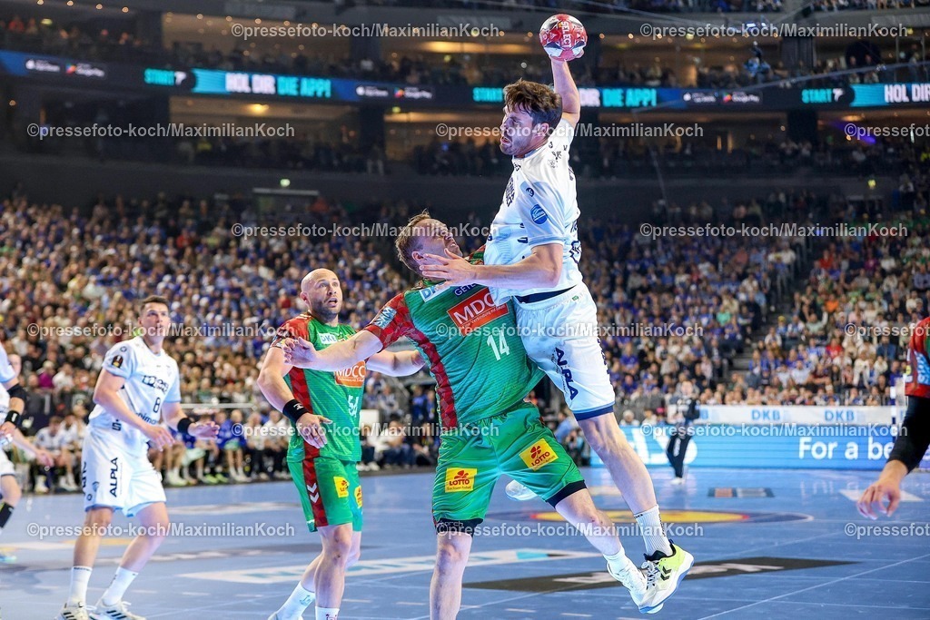 xSSCx19042601004 | 19.04.2026, xsscx, Handball, DHB-Pokal Lidl Final4, Spiel um Platz 3, TBV Lemgo-Lippe - SC Magdeburg, Saison 2025 / 2026 Herren, Lanxess Arena, Köln: Omar Ingi Magnusson (SC Magdeburg #14) im Zweikampf gegen Hendrik Wagner (TBV Lemgo Lippe #28) Photo: xSandraxScherningxPressefotoKochx